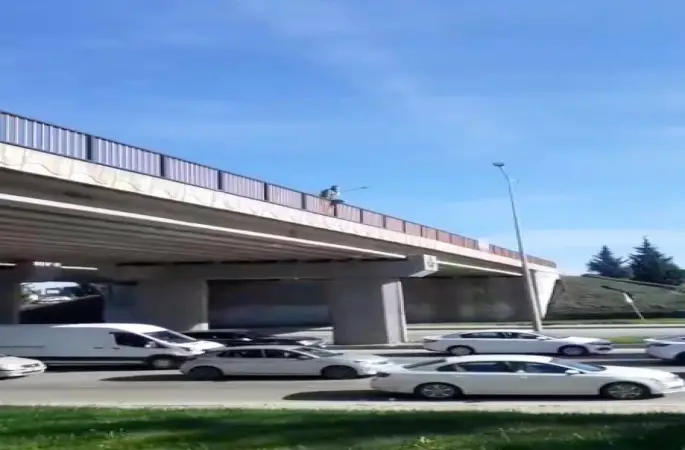 Çevre yolunda intihar girişimi trafiği durma noktasına getirdi
