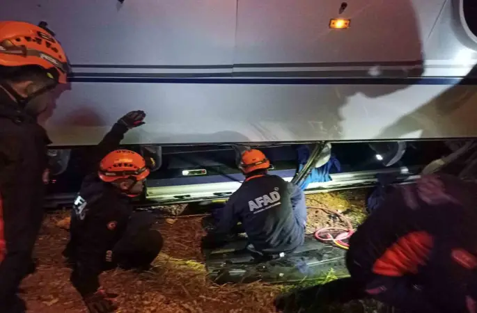 Ceza infaz kurumuna ait servis aracı devrildi: 16 yaralı
