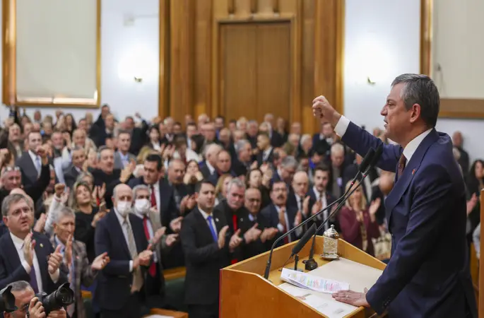 CHP Genel Başkanı Özgür Özel: Emeklinin Tabağında Yemek Yok, Katar Emiri’nin Altın Tabaklarını Sergileyecekmiş”