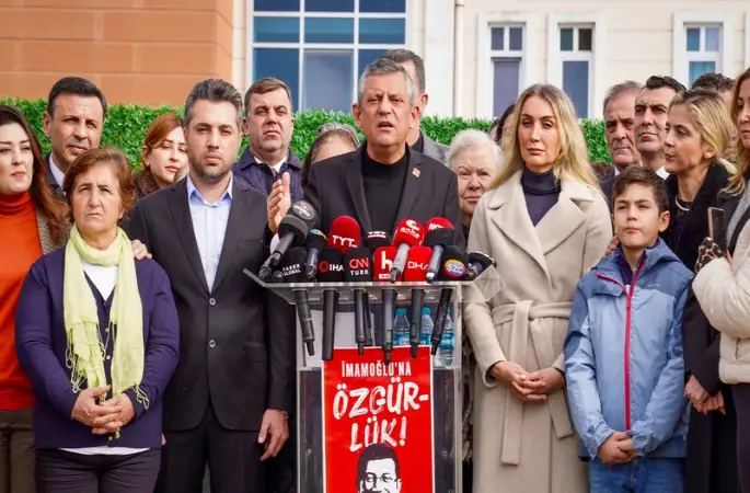 CHP Lideri Özgür Özel Aile Dayanışma Ağı ile Birlikte Açıklama Yaptı: Onları İktidardan Düşüreceğiz, Hepsi Hesap Verecek