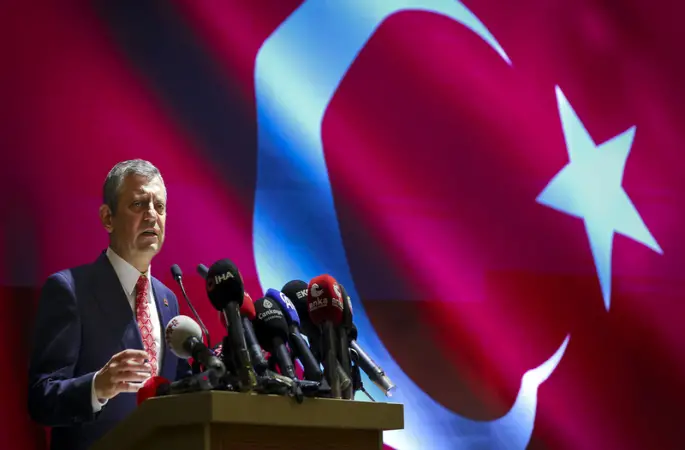 CHP Lideri Özgür Özel: Türk Bayrağımıza Yönelik Saldırıyı Lanetliyorum, Hiçbir Provokasyon Amacına Ulaşamayacak