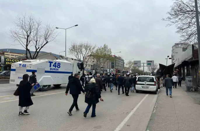 CHP’liler Ankara yolunu trafiğe kapatınca polis müdahale etti
