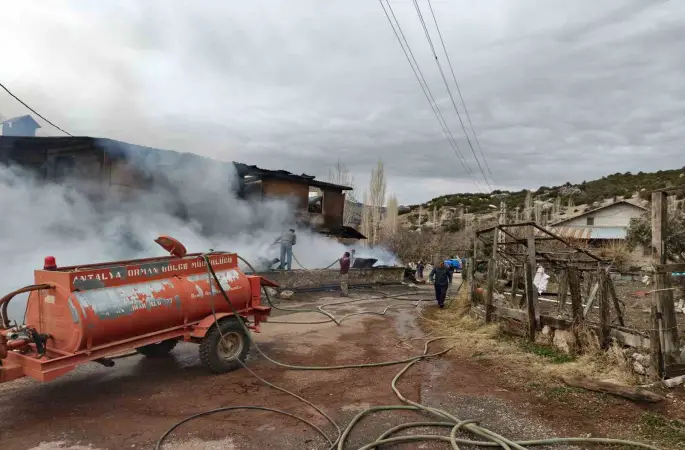 Çıkan yangında ev küle döndü, 1 kişi dumandan etkilendi, 3 hayvan telef oldu
