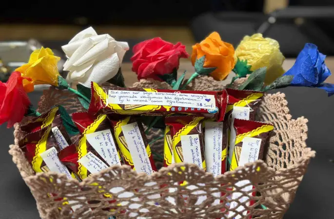 Çikolata ve çiçeklere yazdıkları notlarla öğretmenlerine sürpriz yaptılar
