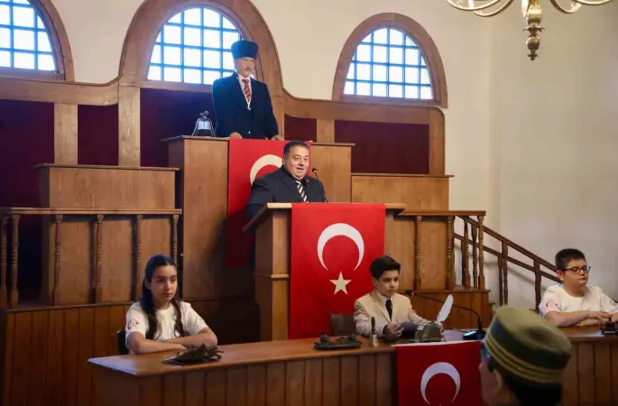 Çocuk meclisinden tarihi atmosferde 23 Nisan özel oturumu
