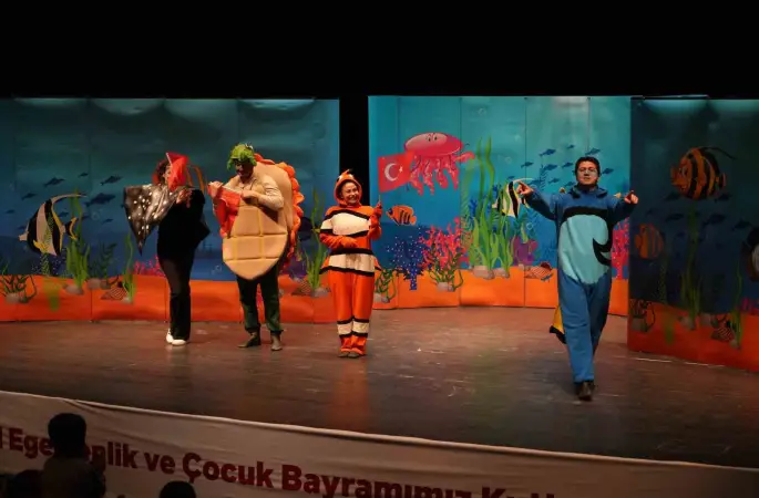 Çocuklar tiyatro oyununda kahkahalara boğuldu
