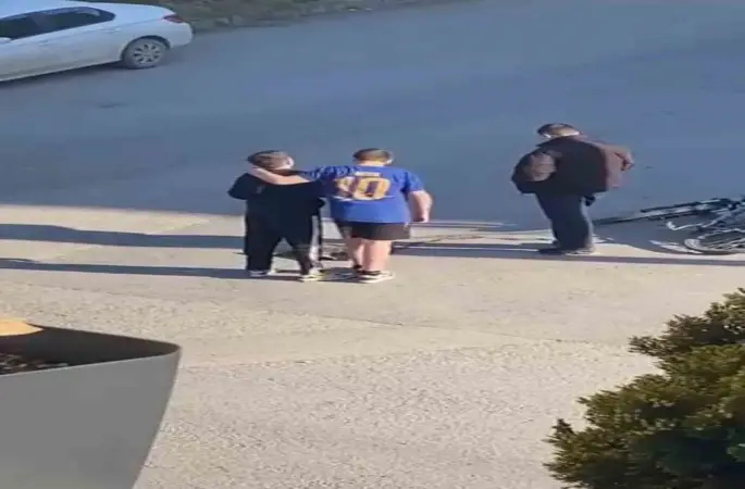 Çocuklar yaralı kedinin üzerini örtüp, başında nöbet tuttu
