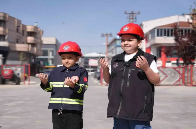 Çocukların itfaiyeci olma hayalleri gerçek oldu
