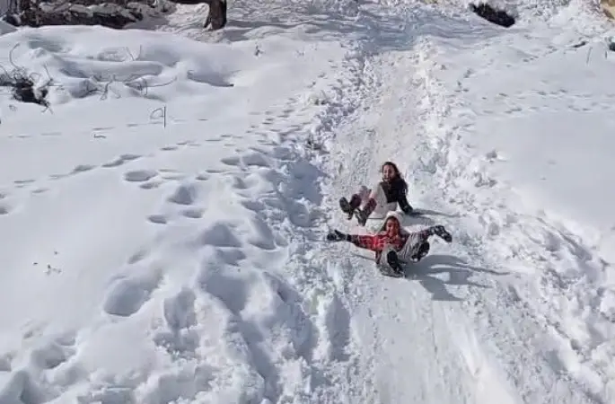 Çocukların karın keyfini tepsi ve bidonlarla çıkardı

