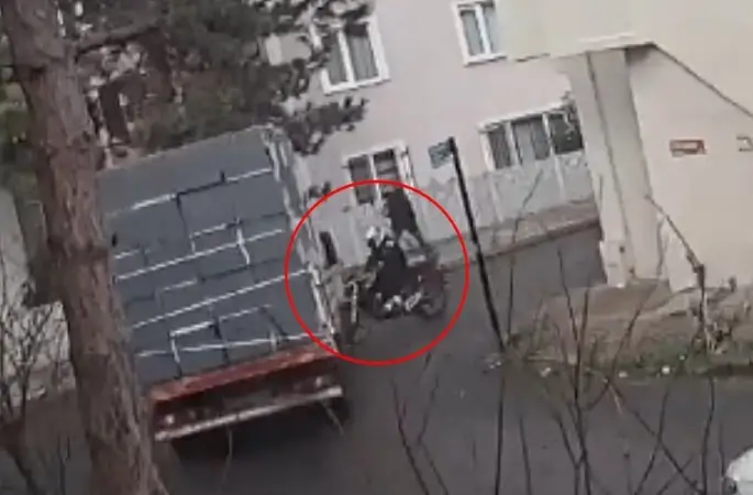 Çorlu’da kamyonetle motosikletin çarpıştığı kaza kamerada
