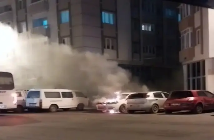 Çorlu’da park halindeki otomobile alev alev yandı
