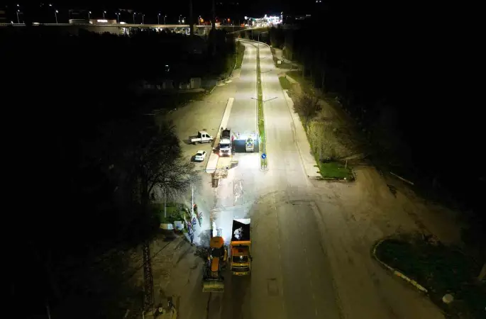 Çorum Belediyesi’nde gece mesaisi: Gece onarılan yol sabah trafiğe açıldı
