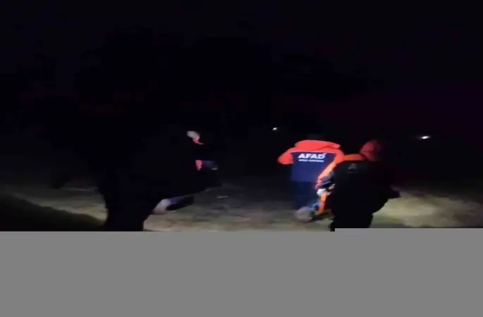 Çorum’da araçlarıyla çamura saplanan aile 8 saatlik çalışmayla kurtarıldı
