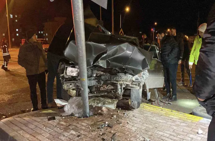 Çorum’da iki otomobil çarpıştı: 4 yaralı
