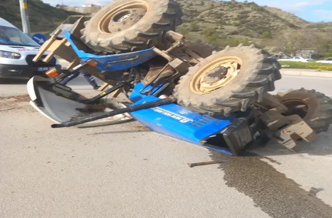 Çorum’da traktör ile ambulans çarpıştı: 1 yaralı

