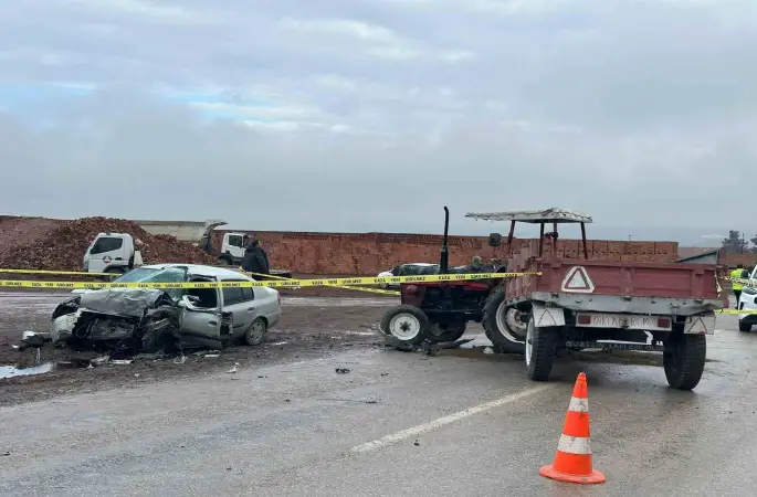 Çorum’da traktör otomobille çarpıştı: 1 ölü, 2 yaralı
