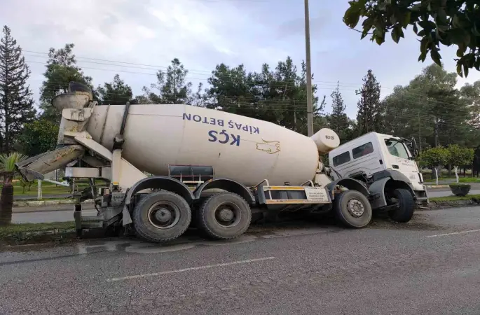 Çukura düşen beton mikseri devrilmeye ramak kala durdu
