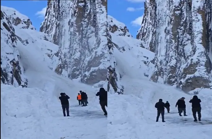 Çukurca yolunda inen çığ görüntülendi
