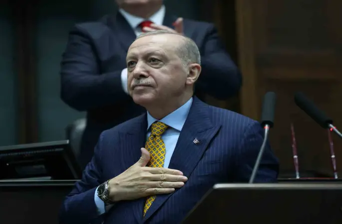 Cumhurbaşkanı Erdoğan: "Biz toprağın üstünde haysiyetsizce yaşamaktansa gerektiğinde toprağın altında şereflice yatmayı onurların en büyüğü olarak görürüz."
