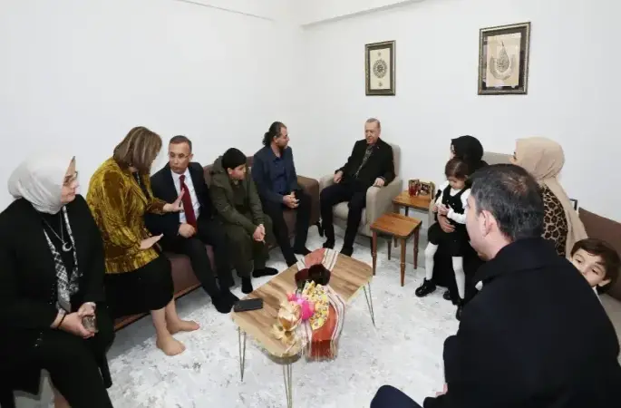 Cumhurbaşkanı Erdoğan depremzede aileye konuk oldu