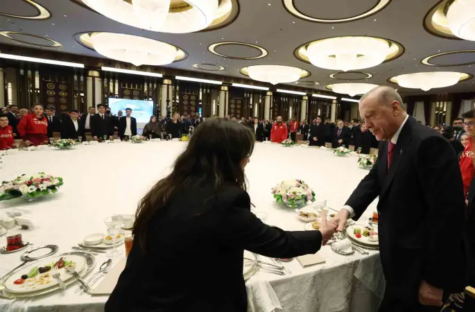 Cumhurbaşkanı Erdoğan: "Eski Türkiye’nin imtiyazlılarının, çatışma ve gerilimden beslenenlerin aranıza nifak sokmasına müsaade etmeyin"
