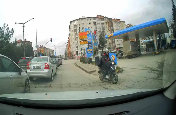 Cumhuriyet Bulvarı’nda motosikletli kuryeden ters yön ihlali

