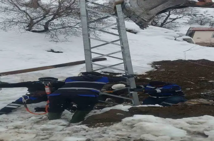 Çüngüş’te devrilen elektrik direkleri onarıldı
