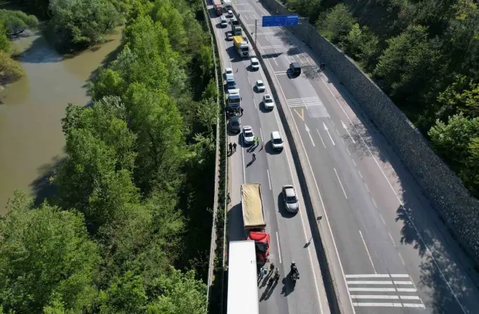 D-650’yi kilitleyen kaza: İki tır çarpıştı, uzun araç kuyrukları oluştu
