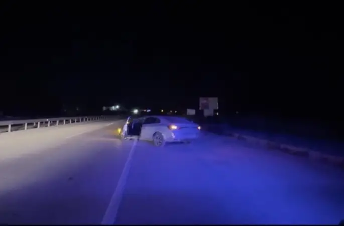 D100’de otomobil bariyerlere çarptı: 3 yaralı
