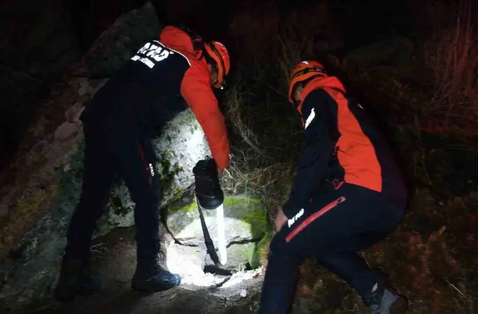 Define bulmak için girdikleri sarnıçta mahsur kalan 3 kişi, 4 saatte kurtarıldı
