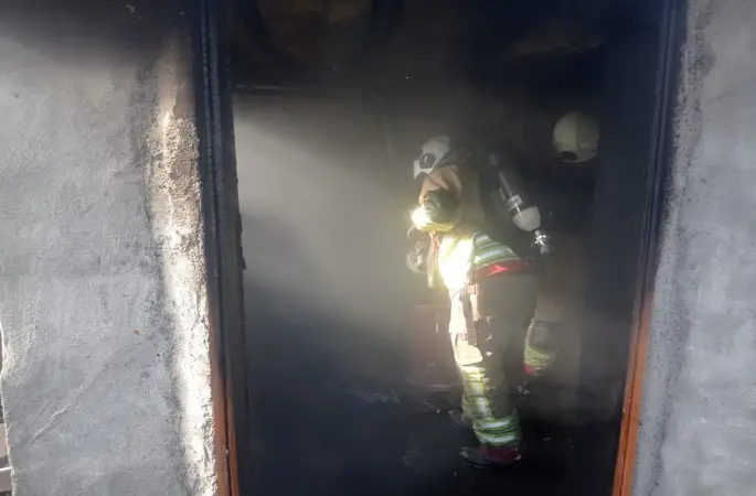 Defne’de ev yangını: 1 kişi dumandan etkilendi
