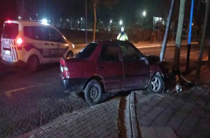 Demir direğe saplandı, hurdaya dönen araç sürücüsü kayıplara karıştı
