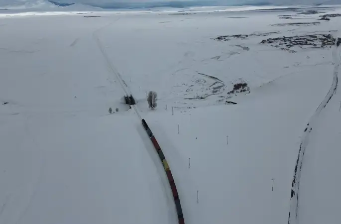 Demir İpek Yolu’nda görsel şölen: Karlar içinden süzülerek Kars’tan Avrupa’ya binlerce kilometrelik yolculuk
