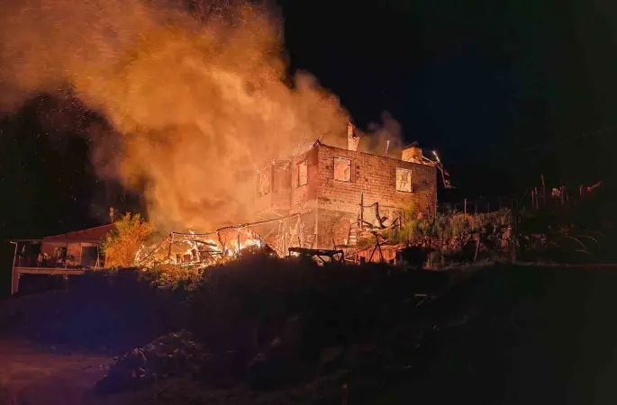 Demirci’de korkutan ev yangını
