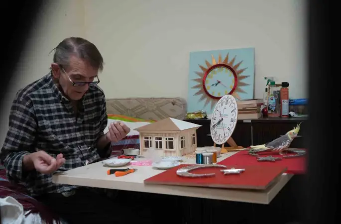 Demirden makete: Pandemide edindiği hobisini huzurevinde 6 yıldır sürdürüyor
