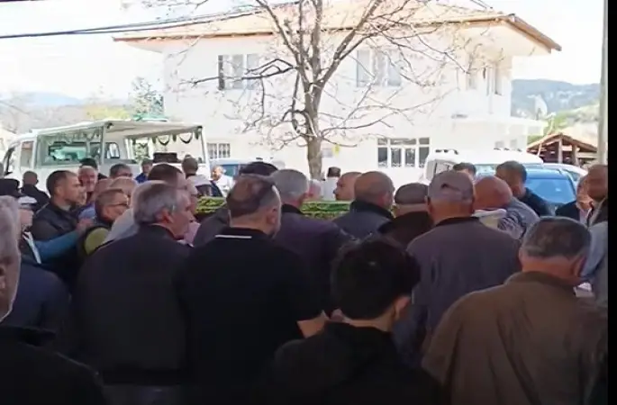 Denetimli serbestlikteki arkadaşı tarafından öldürülen gurbetçi son yolculuğuna uğurlandı
