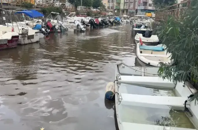 Marmaris’te etkili olan yağışta denizin rengi değişti
