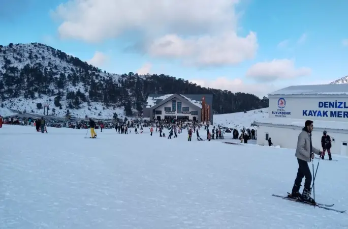 Denizli Kayak Merkezi yeni sezonda ziyaretçi akınına uğradı
