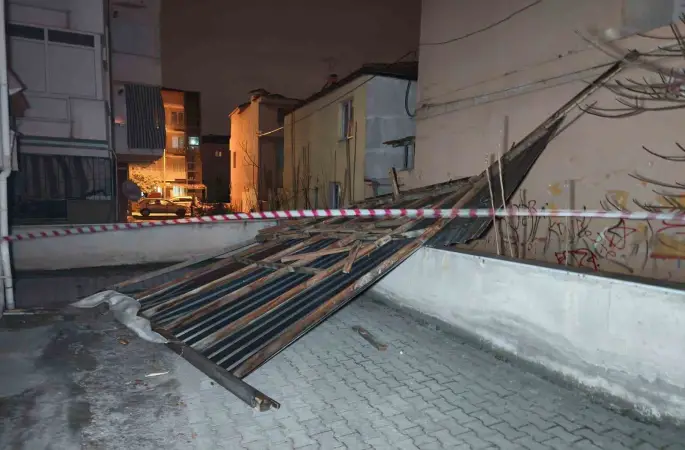 Denizli’de fırtına ağaçları devirdi, çatıları uçurdu
