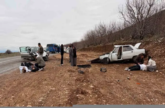 Denizli’de iki ayrı trafik kazasında 8 kişi yaralandı
