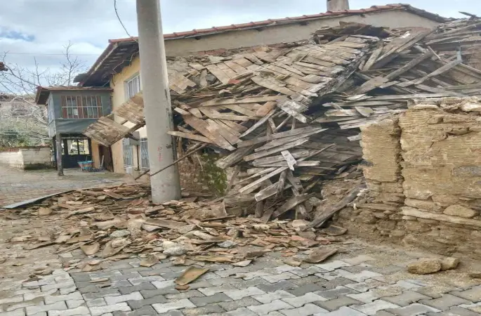 Denizli’de metruk ev çöktü
