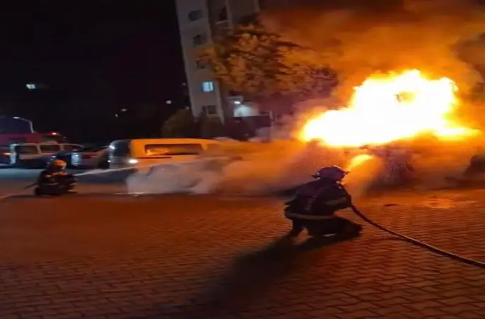 Denizli’de park halindeki araç alev alev yandı
