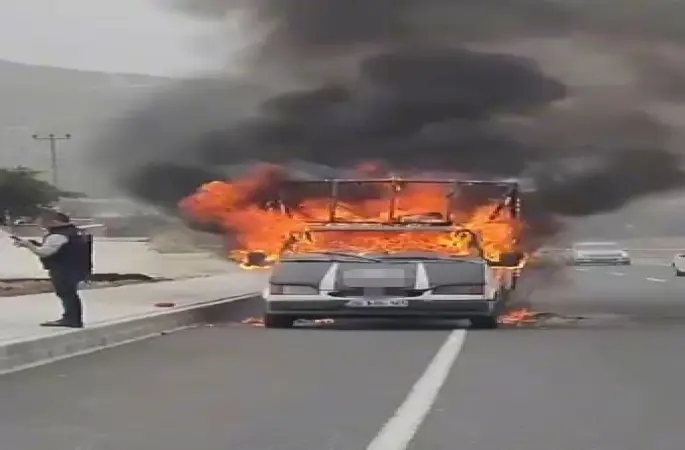 Denizli’de seyir halindeki araç alevlere teslim oldu
