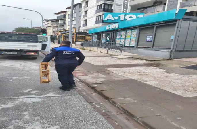 Denizli’de zabıta ekipleri yol ve kaldırım işgallerine geçit vermiyor
