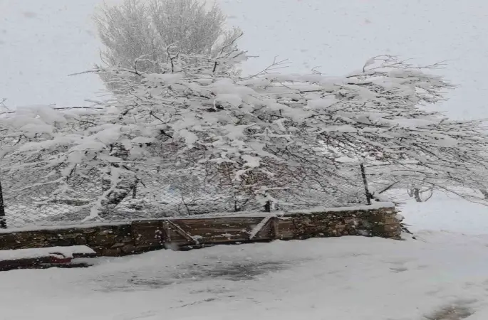 Denizli’nin yüksek kesimleri baharda beyaza büründü
