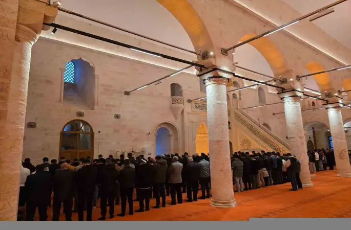 Depremde hasar gören tarihi Selahattin Eyyubi Camii yeniden ibadete açıldı
