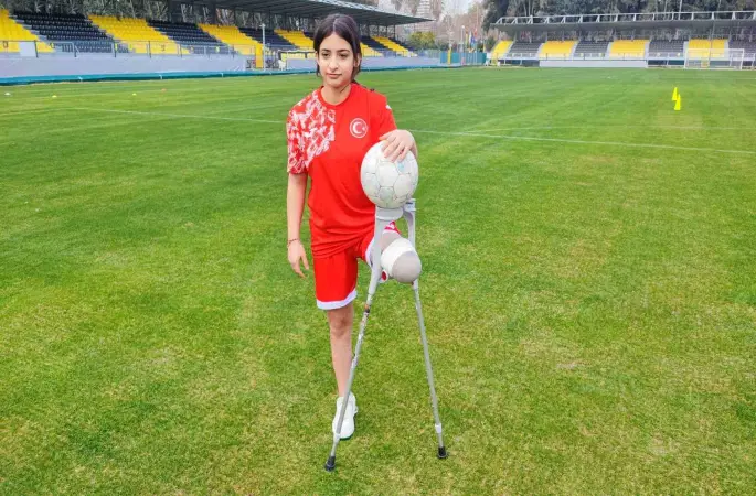 Depremzede Tuğba protez bacağıyla yeşil sahalara çıktı
