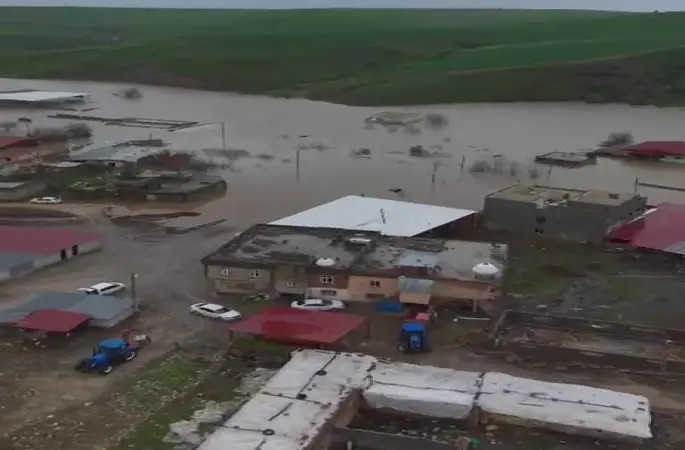 Dereler taştı, mahalle sular altında kaldı
