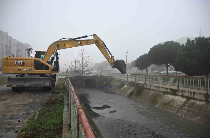 Dereyi çöplüğe çevirmişler
