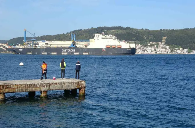 Derin denizlerde boru döşeme gemisi ’Castorone’, Çanakkale Boğazı’ndan geçti
